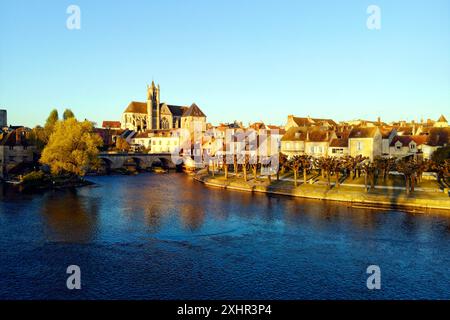 France, Seine et Marne, Moret sur Loing, vieux pont en pierre au-dessus du fleuve Loing, porte de Bourgogne et église de la Nativité Banque D'Images