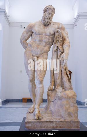 Statue Farnese Hercule. Musée archéologique de Naples. Naples, Italie. Banque D'Images