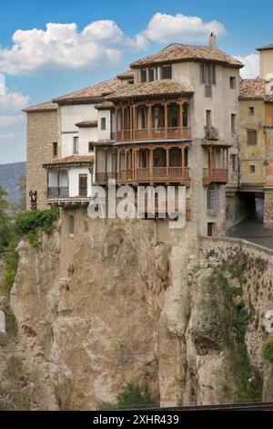 Maisons suspendues, Cuenca, Casas Colgadas (maisons suspendues) sur le bord de la falaise et pont suspendu Cuenca Castille Espagne Banque D'Images