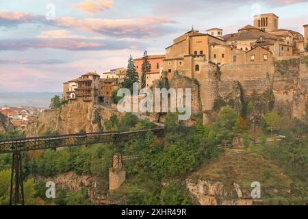 Maisons suspendues, Cuenca, Casas Colgadas (maisons suspendues) sur le bord de la falaise et pont suspendu Cuenca Castille Espagne Banque D'Images