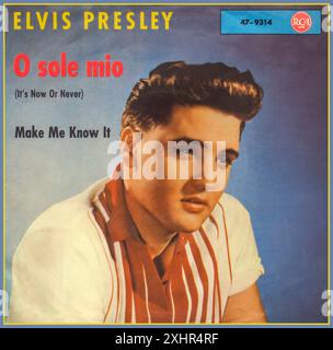 1960 Elvis Presley 'O sole mio' SA couverture NOW OR NEVER record par RCA aussi 'Make me Know It' 1960 couverture vinyle 45 tours par le Jordanaires American Pop Star Rock & Roll Banque D'Images