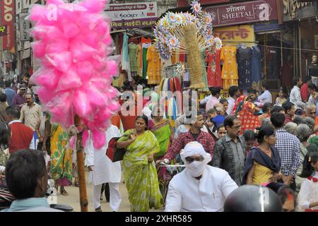 Inde, Uttar Pradesh, Varanasi, Shopping Time pendant le festival Holi Banque D'Images