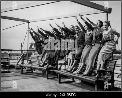 Propagande nazie les passagers féminins sur le paquebot KDF-Schiff Wilhelm Gustloff 1938 donnent le Heil Hitler ; salut en soutien à l'Allemagne nazie d'avant-guerre Banque D'Images