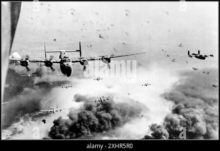 Les bombardiers B-24 Liberator AAF de la seconde Guerre mondiale survolent la raffinerie de pétrole Concordia Vega à Ploiești, en Roumanie, après avoir largué leurs bombes sur une usine de craquage de pétrole. Sous le bombardement intensif de flammes terrestres. Ploiești, Roumanie, l'opération Tidal Wave était une attaque aérienne menée par des bombardiers de l'United States Army Air Forces (USAAF) basés en Libye sur neuf raffineries de pétrole autour de Ploiești, Roumanie, le 1er août 1943, pendant la IIe Guerre mondiale. C'était une mission de bombardement stratégique et une partie de la campagne pétrolière pour refuser le carburant à base de pétrole aux puissances de l'axe. Banque D'Images