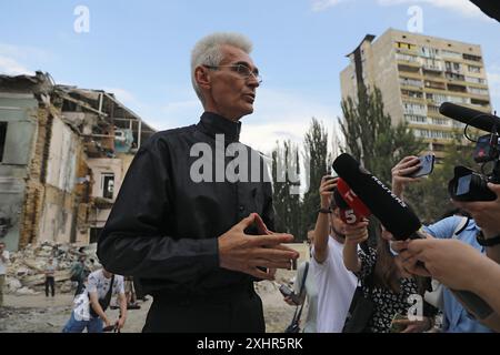 Non exclusif : KIEV, UKRAINE - 12 JUILLET 2024 - le chef de l'Orchestre classique de Kiev Herman Makarenko assiste au requiem pour les victimes de la Rus Banque D'Images