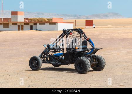 Paracas, Pérou - 18 mars 2019 : un buggy dunaire attend les touristes pour des aventures dans le désert. Banque D'Images