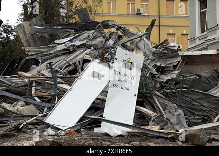 Non exclusif : KIEV, UKRAINE - 12 JUILLET 2024 - les piles de gravats sont dans les locaux de l'Ohmatdyt National Specialized Childrens Hospital Damage Banque D'Images