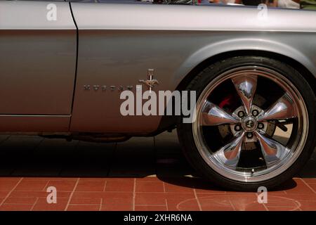 Vue latérale de la voiture Ford Mustang 1966, montrant le logo et une roue Banque D'Images