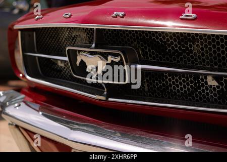 Pare-chocs de voiture Ford Mustang 1966 avec emblème et logo. Banque D'Images