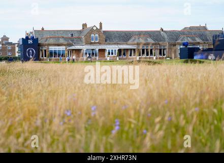 Troon, Écosse, Royaume-Uni. 15 juillet 2024. Lundi journée d’essais au golf Royal Troon en amont du 152e Championnat Open qui débute le jeudi 18 au 21 juillet. Pic ; vue extérieure du clubhouse. Iain Masterton/Alamy Live News Banque D'Images