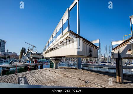 Pont de la Rambla de Mar, en position ouverte / soulevée à Port Vell, Barcelone, Espagne. Banque D'Images