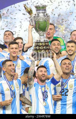 Miami, Floride, États-Unis. 14 juillet 2024. LIONEL MESSI remporte le trophée alors qu'il célèbre sa victoire lors de la finale du tournoi CONMEBOL 2024 Copa America entre l'Argentine et la Colombie au Hard Rock Stadium. (Crédit image : © Vanessa Carvalho/ZUMA Press Wire) USAGE ÉDITORIAL SEULEMENT! Non destiné à UN USAGE commercial ! Banque D'Images