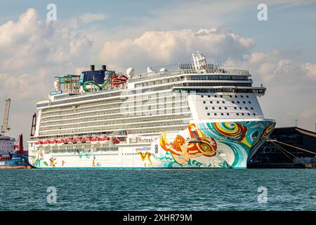 Gros plan / gros plan du paquebot de croisière . Bateau de croisière Norwegian Getaway. Banque D'Images