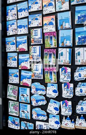 Exposition artistique d'aimants de frigo souvenir touristique à santorin, îles grecques, grèce Banque D'Images