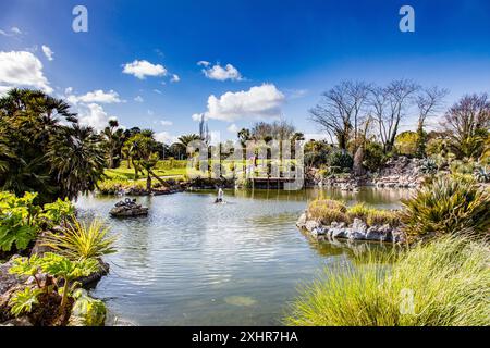 Vue sur le lac et la fontaine au parc public Abbey Park Garden à Torquay, Devon, Angleterre, Royaume-Uni. Banque D'Images