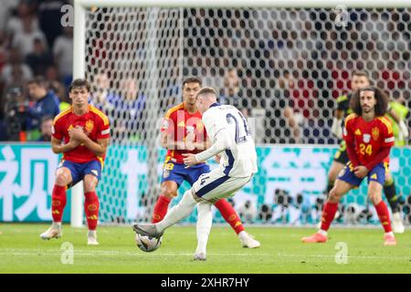 L'attaquant anglais Cole Palmer (Chelsea) marque un BUT 1-1 et tire lors de la finale Espagne - Angleterre de l'UEFA Euro 2024 au stade Olympiastadion de Berlin, Allemagne, le 14 juillet 2024 Banque D'Images