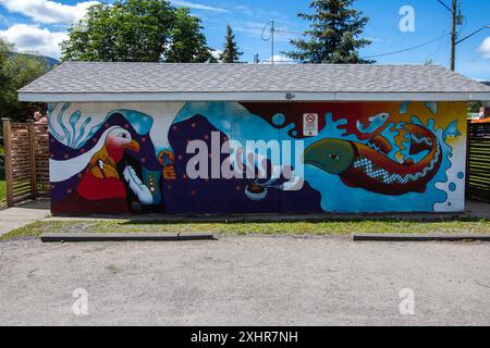 Peinture murale d'oiseaux et de poissons sur le bâtiment de salle de bains du Lions Memorial Park à Merritt, Colombie-Britannique, Canada Banque D'Images