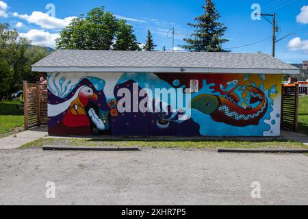 Peinture murale d'oiseaux et de poissons sur le bâtiment de salle de bains du Lions Memorial Park à Merritt, Colombie-Britannique, Canada Banque D'Images