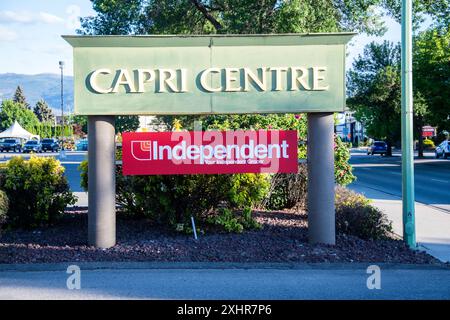 Capri Centre et panneaux indépendants sur l'avenue Harvey à Kelowna, Colombie-Britannique, Canada Banque D'Images