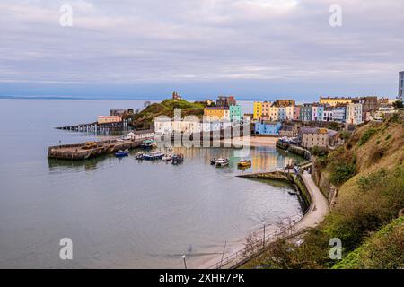 Tenby, Pembrokeshire Wales, vue panoramique de jour sur le port, le château et des rangées colorées de maisons aux couleurs vives. Banque D'Images
