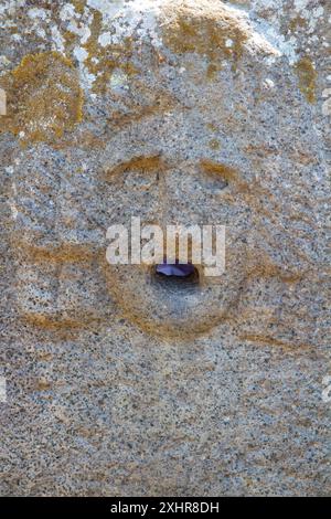 Gros plan d'une ancienne pierre fontaine altérée avec une tête sculptée. Pompéi, Italie. Banque D'Images