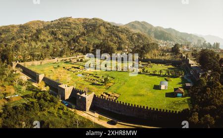 Vol aérien au-dessus vue de dessus site historique Gonio forteresse - fortification romaine à Adjara, Géorgie. La forteresse de Gonio-Apsaros Banque D'Images