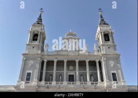 Catedral de Nuestra Senora de la Almudena, Santa Maria la Real de la Almudena, Cathédrale de l'Almudena, Madrid, Espagne, Europe, vue avant d'un Banque D'Images