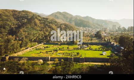 Vue aérienne site historique Gonio forteresse - fortification romaine à Adjara, Géorgie. La forteresse de Gonio-Apsaros Banque D'Images