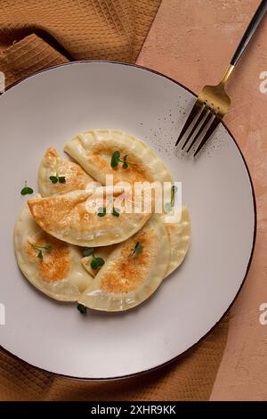 Pierogi, un plat traditionnel de la cuisine polonaise, boulettes, vue de dessus, gros plan, pas de gens Banque D'Images
