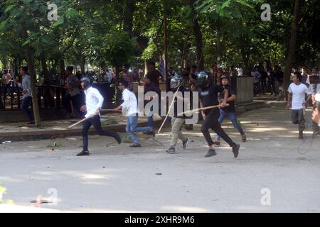 Dhaka, Wari, Bangladesh. 15 juillet 2024. Manifestants anti-quotas et étudiants soutenant l'affrontement du parti de la Ligue Awami au pouvoir sur le campus de l'Université de Dhaka, au Bangladesh, le 15 juillet 2024. Des étudiants rivaux au Bangladesh se sont affrontés lundi, faisant au moins 100 blessés, alors que les manifestants opposés aux quotas pour les emplois convoités du gouvernement se sont battus contre les contre-manifestants fidèles au parti au pouvoir, a déclaré la police. (Crédit image : © Habibur Rahman/ZUMA Press Wire) USAGE ÉDITORIAL SEULEMENT! Non destiné à UN USAGE commercial ! Banque D'Images