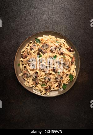 Fettuccine aux champignons, basilic, en sauce à la crème, fait maison, pas de gens Banque D'Images