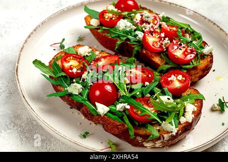 Sandwichs à la roquette et tomates cerises, fromage avec moisissure, petit déjeuner, collation, fait maison Banque D'Images