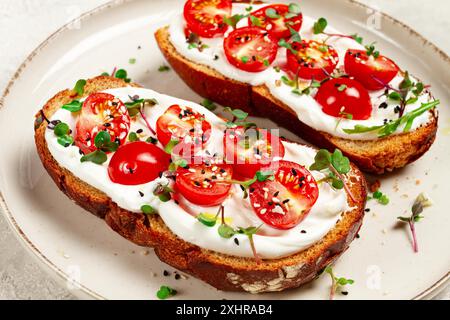 Sandwichs avec fromage à la crème et tomates cerises, petit déjeuner, fait maison Banque D'Images