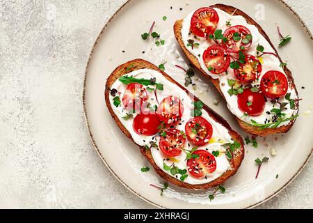 Sandwichs avec fromage à la crème et tomates cerises, petit déjeuner, fait maison Banque D'Images