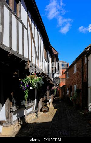 Pittoresque St John's Alley - bâtiments noirs et blancs du XVIe siècle de style Tudor dans une ruelle étroite. Prise en juillet 2024. Été. Banque D'Images