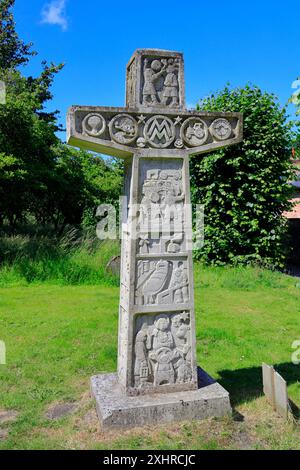 Croix moderne dans le style des vieilles croix celtiques - œuvre d'art à l'extérieur de l'église paroissiale St Jean Baptiste, Devizes, Wiltshire. Prise en juillet 2024. Été. Banque D'Images