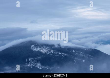 Nuageux paysage de montagne. Dragobrat, Carpates, Ukraine Banque D'Images