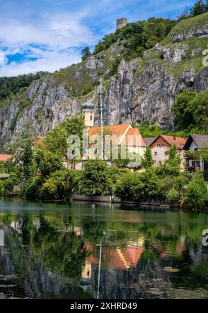 Le village idillique Essing dans la vallée du Altmühltal (Bavière, Allemagne) Banque D'Images