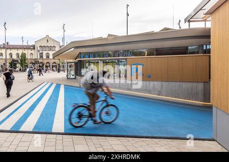 La gare et le parvis de la gare de Tuebingen ont été entièrement repensés. Un parking souterrain pour vélos avec café et station vélo Banque D'Images