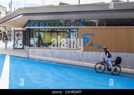 La gare et le parvis de la gare de Tuebingen ont été entièrement repensés. Un parking souterrain pour vélos avec café et station vélo Banque D'Images