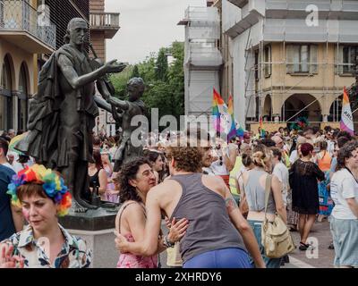 Foule rassemblée autour d'une statue avec des drapeaux de fierté lors d'un événement en plein air, éditorial gay Pride cremona italie 6 juillet 2024 Banque D'Images