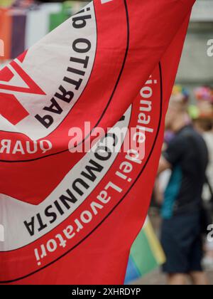 Gros plan d'un drapeau rouge de protestation au milieu d'une foule lors d'un rassemblement, éditorial gay Pride cremona italie 6 juillet 2024 Banque D'Images