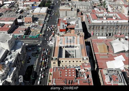 Vue de Torre Latinoamericana, 182m de haut, de Mexico, Distrito Federal, Mexique, Amérique centrale, vue aérienne des bâtiments urbains et des rues Banque D'Images