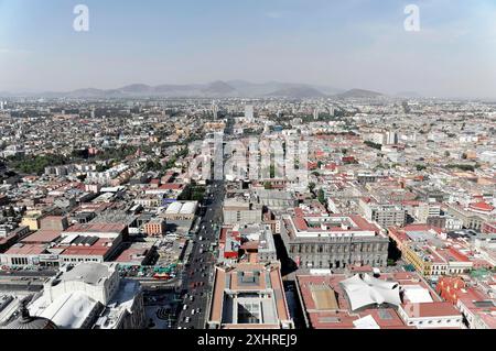 Vue de Torre Latinoamericana, 182m de haut, de Mexico, Distrito Federal, Mexique, Amérique centrale, vue aérienne d'une zone urbaine avec montagnes Banque D'Images