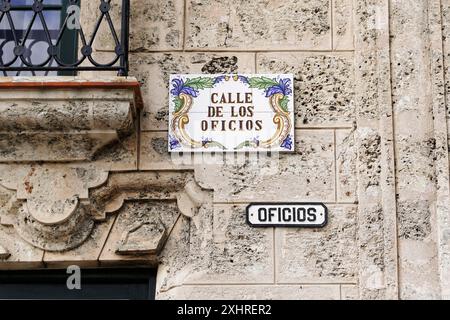 La Havane, Cuba, grandes Antilles, Caraïbes, Amérique centrale, Amérique, panneau de rue de tuiles décoratives indiquant Calle de los Oficios, attaché à une pierre Banque D'Images