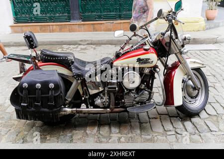 La Havane, Cuba, Amérique centrale, moto Retro Harley Davidson garée sur une rue pavée Banque D'Images