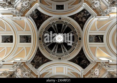 Iglesia Catedral de las Fuerzas Armadas, Madrid, Espagne, Europe, vue détaillée du plafond en dôme d'une église, décorée de fresques et Banque D'Images