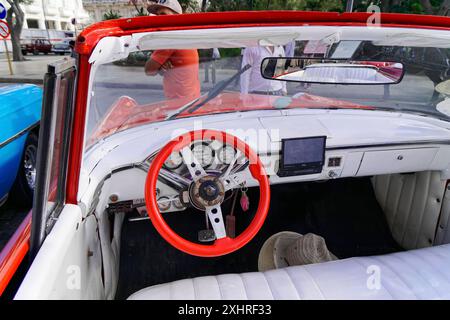 Intérieur décapotable rouge et blanc au style nostalgique, volant rouge et instruments rétro, Cuba, grandes Antilles, Caraïbes, centrale Banque D'Images