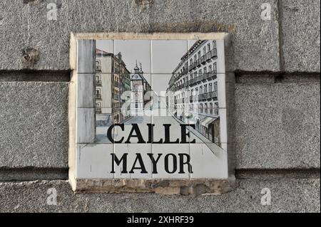 Madrid, Espagne, Europe, panneau de rue en céramique avec l'inscription 'Calle Mayor' devant un bâtiment historique Banque D'Images