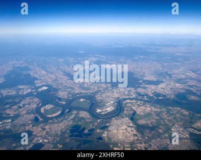 Vue aérienne d'une grande hauteur vue sur le vieux Rhin sinueux et le Rhin redressé pour la navigation fluviale Hockenheim en bas à droite Speyer dans le Banque D'Images